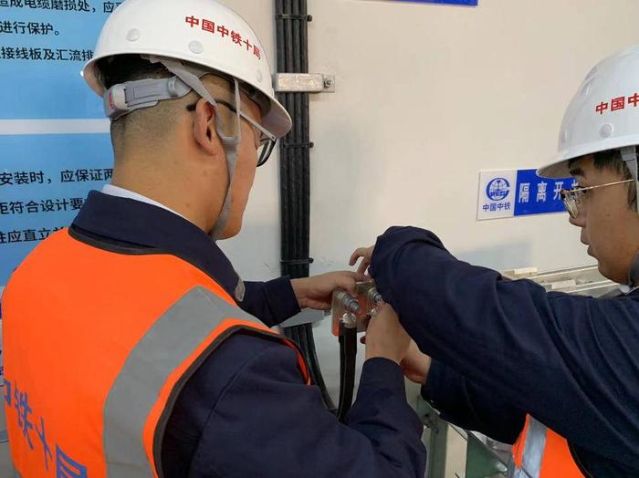 濟(jì)南地鐵3號線二期建設(shè)駛?cè)肟燔嚨溃骈_啟機(jī)電設(shè)備安裝新階段